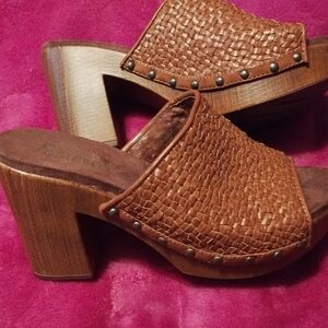 Open toe,chunky, leather clogs